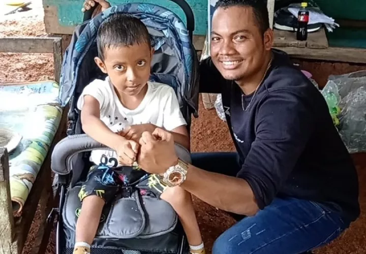 Caleb Montenegro, un niño de cuatro años de edad, padece de varias dolencias. Foto: Diomedes Sánchez