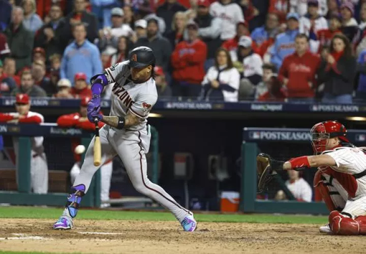 Ketel Marte de Arizona Diamondbacks (izq.) batea ante los lanzamientos de Orion Kerkering y el receptor del J.T. Realmuto (der.).  Foto: EFE