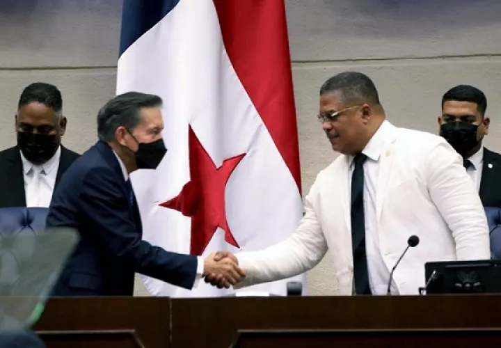 El presidente Laurentino Cortizo estrecha la mano de Jaime Vargas en su toma de posesión el pasado 1 de julio. Foto: Archivo