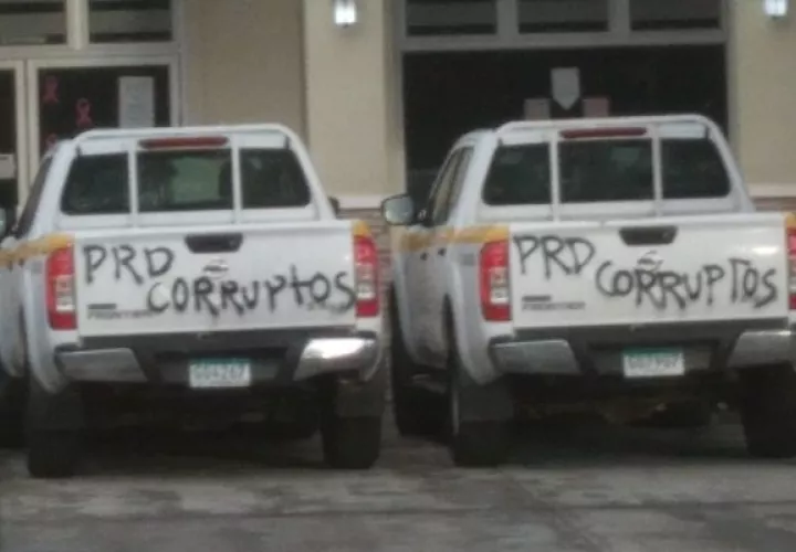 Los vándalos pintaron con letras negras mensajes antigubernamentales. Foto: Melquiades Vásquez