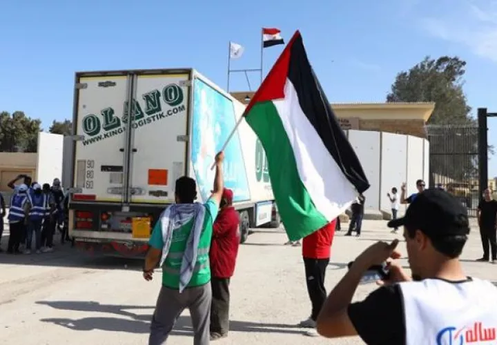 Un camión con ayuda humanitaria cruzó el paso de Rafah desde Egipto hacia Gaza. Foto: EFE