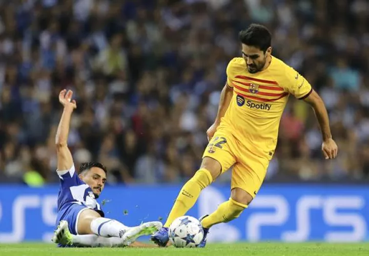 Joao Mario del Oporto disputa un balón contra Gundogan del Barcelona. Foto: EFE