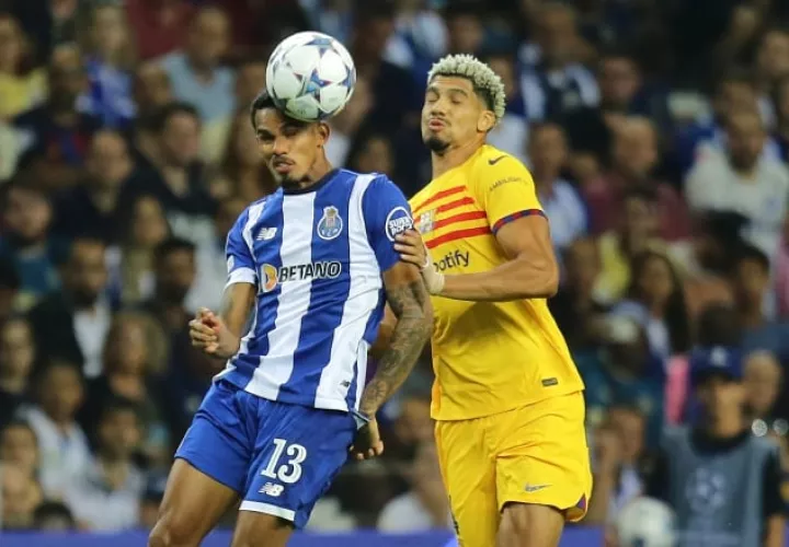 Galeno del Oporto de Portugal rechaza el balón ante el acecho de Ronald Araujo  del  Barcelona. Foto: EFE