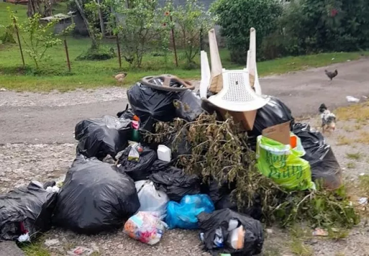 Según moradores, pasan los días y se crean los "patacones". Foto: Diomedes Sánchez 