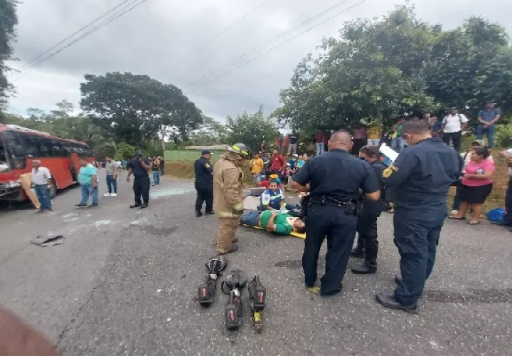 Unidades de los bomberos prestaron los primeros auxilios a los heridos, que posteriormente fueron trasladados en cinco ambulancias de la CSS y autos particulares hacia el hospital de Almirante. Foto. Cortesía. Cuerpo de Bomberos