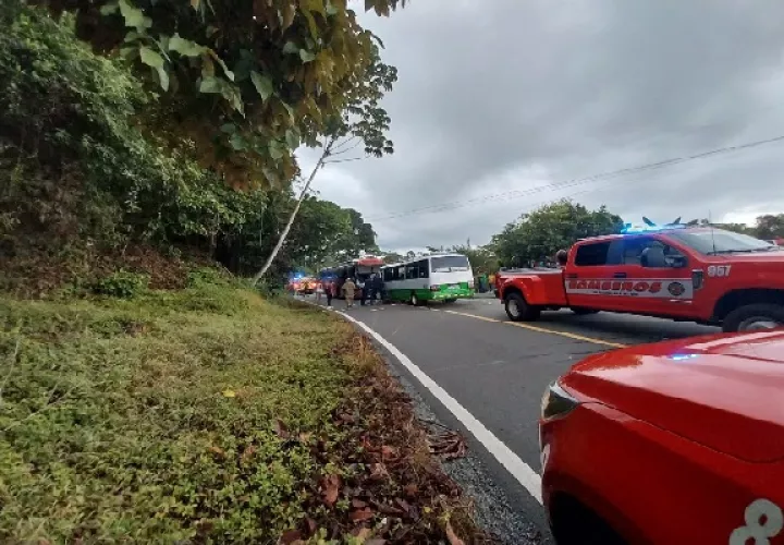 Los buses implicados en este accidente de tránsito son modelo, coaster y una nevera. Foto. Cortesía Cuerpo de Bomberos