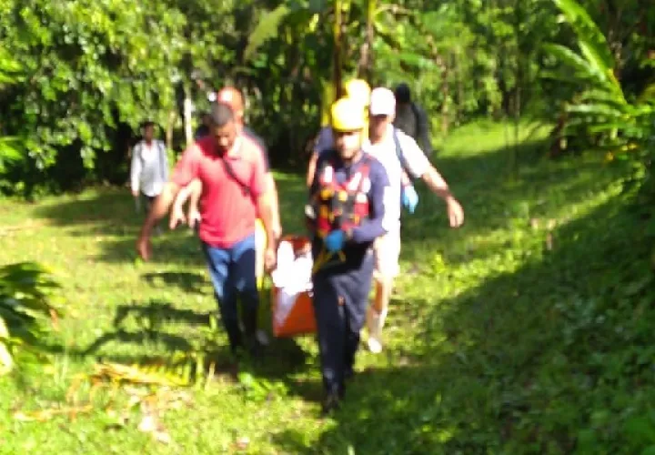 Personal del Ministerio Público procedió al levantamiento del cadáver e inició las investigaciones de este caso. Foto. Cortesía. Sinaproc