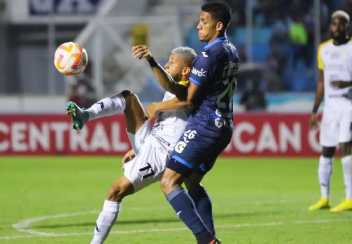 Denis Meléndez del Motagua (zaul) disputa el balón con Víctor Ávila del CAI. Foto:EFE