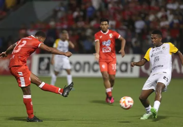  Arley Bonilla (i) de Real Estelí disputa el balón con Héctor Humberto Hurtado (d) del CAI. Foto: EFE