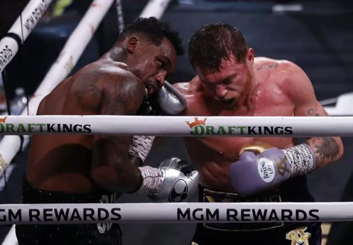 Saúl 'Canelo' Álvarez de México (der.)  en acción  contra  Jermell Charlo. Foto: EFE