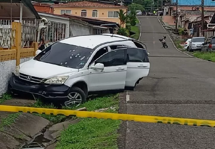 En este incidente resultó herido con un rozón de bala en la cabeza un hombre que manejaba, un vehículo tipo camioneta color blanco, marca Honda. Foto. Archivo