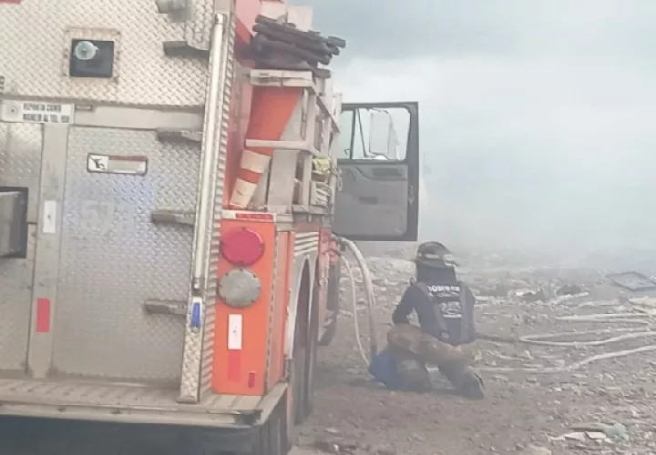Para controlar el fuego, los bomberos empleaban espuma especial y la colaboración de maquinaria aportada por la empresa privada. Foto. Eric Montenegro