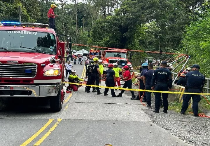 Los bomberos y la ONG SAR realizaron las labores de rescate del cuerpo. Foto. José Vásquez