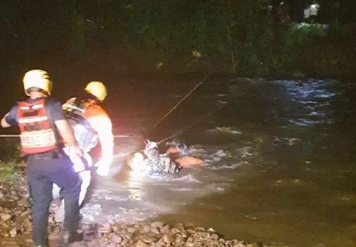 Cuatro personas fueron rescatadas al quedar atrapadas por la crecida del río Chirigagua, distrito de Boquerón. Foto. Sinaproc