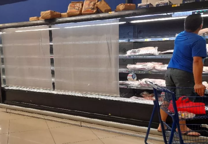 Los ciudadanos tratan de abastecerse de los productos que quedan en los supermercados. Foto. José Váquez 