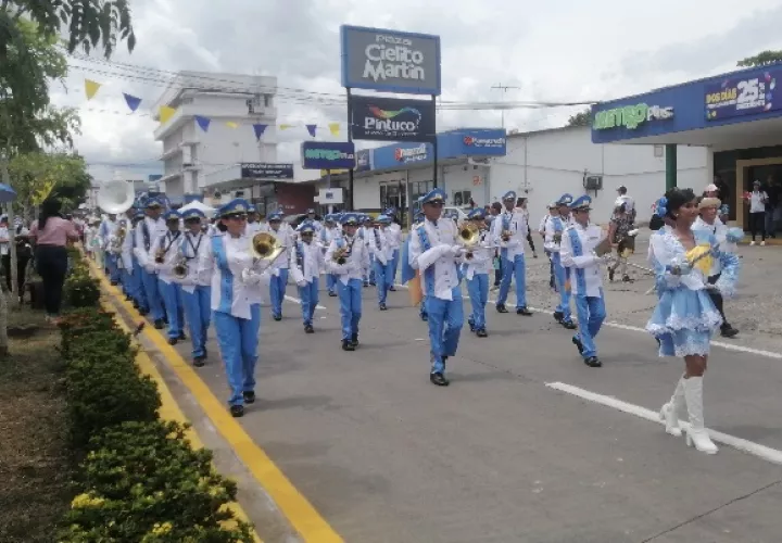 La celebración de la fundación de Chitré, inició desde tempranas horas de la mañana con una serie de actos cívicos y culturales. Foto. Thays Domínguez