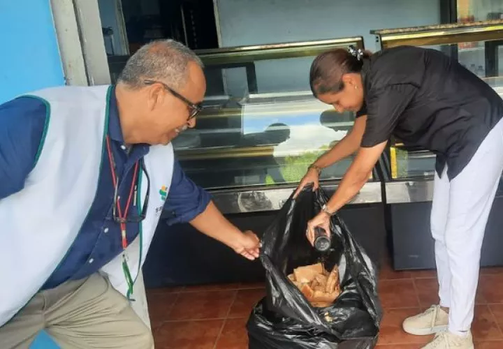 Las autoridades procedieron a destruir los alimentos. Foto: Cortesía Minsa