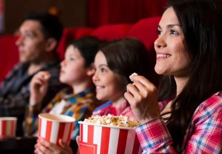 Disfrutan la experiencia del cine. Ilustrativa / Freepik
