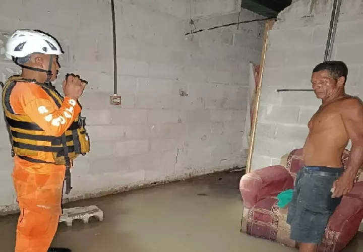 Familia afectada por la introducción de agua en su residencia. Foto. Sinaproc