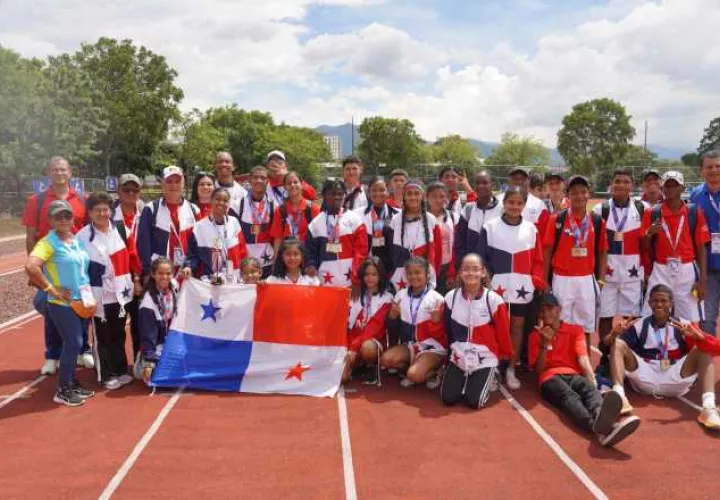 Representación de Panamá  festejan el título regional. Foto: Pandeportes