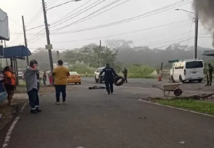 Al lugar llegó la Policía Nacional del tránsito para proteger la escena de este accidente vehicular, con esta persona fallecida. Foto. Diomedes Sánchez