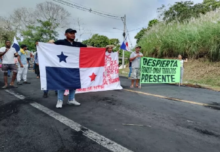 La vía comunica los distritos de Chagres y Donoso, estuvo varias horas cerradas, pero fue despejada por los agentes de Control de Multitudes de la Policía Nacional.