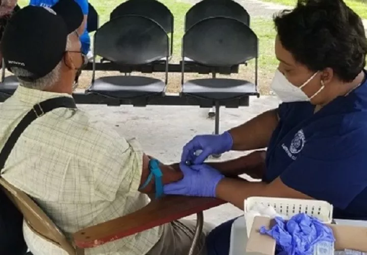 La prueba de sangre debe ir acompañado del examen de tacto rectal. Foto: Diomedes Sánchez 