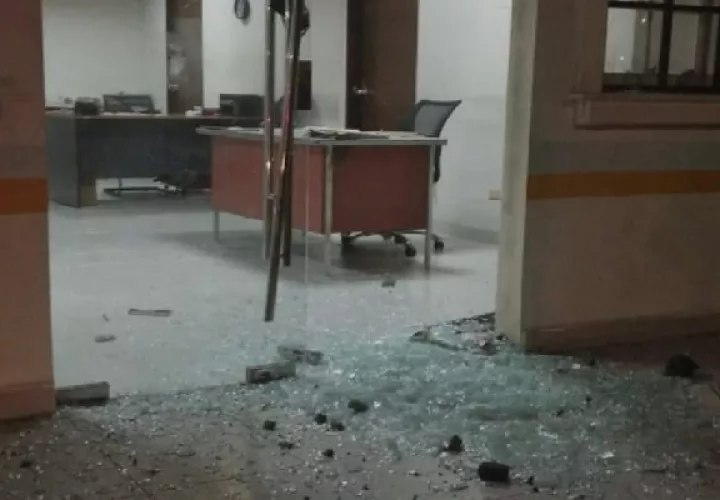En la oficina del Juzgado de Paz del corregimiento de Nuevo San Juan, desconocidos, arrojaron piedras contra la puerta principal y la rompieron. Foto. Diomedes Sánchez
