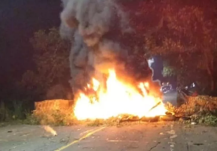 La CSS solicita a los grupos que controlan los puntos de cierre que permitan el paso de pacientes, personal médico-asistencial y de los camiones que transportan insumos indispensables para la población. Foto. Diomedes Sánchez