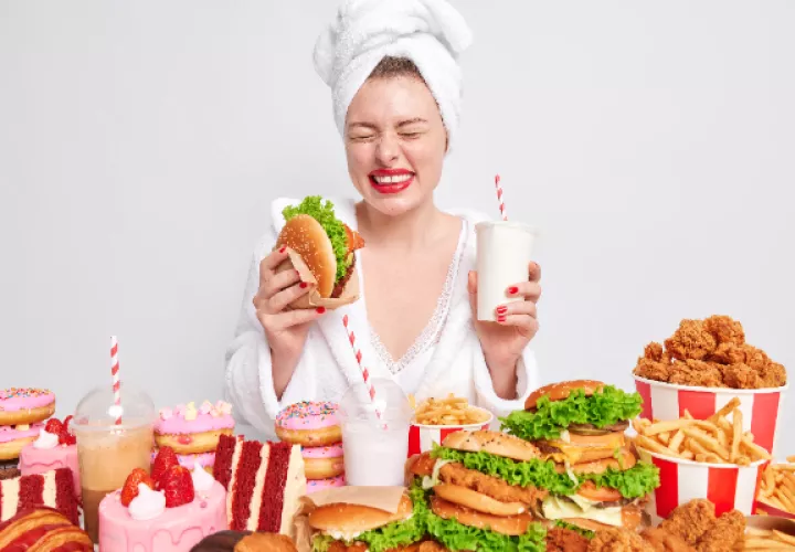 La comida chatarra produce una felicidad temporal. Foto: Ilustrativa / Freepik