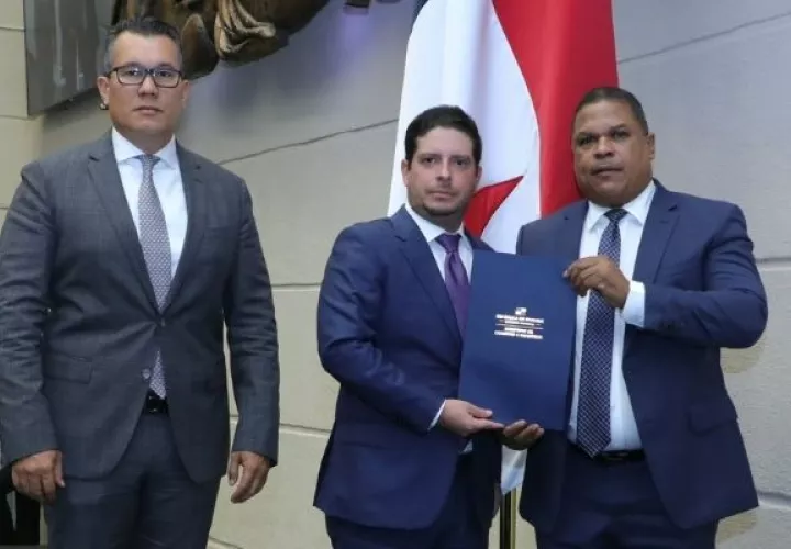 El ministro de Comercio e Industrias, Federico Alfaro, entregó el proyecto de ley ante el pleno de la Asamblea Nacional. Foto: Cortesía
