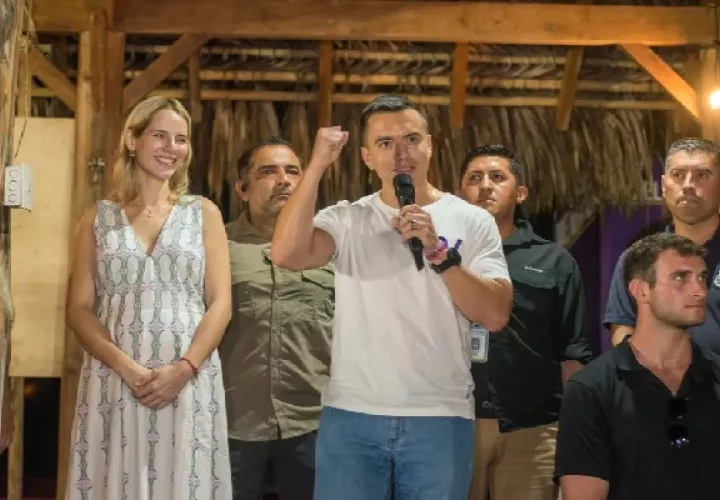 El candidato Daniel Noboa, junto a su esposa Lavinia Valbonesi, habla tras ganar las elecciones presidenciales 2023. Foto: EFE