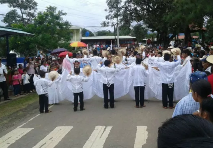 Miles de estudiantes se preparan para el desfile. Foto: Grupo Epasa
