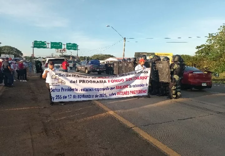 Los cierres ocurrieron a eso de las 06:00 de la mañana de este miércoles en reclamo de la deuda del Gobierno Nacional a ellos que supera los 100 millones de dólares. Foto. Melquiades Vásquez