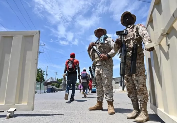 Militares dominicanos vigilan la frontera en Dajabón (República Dominicana). Foto: EFE/Jorge Báez