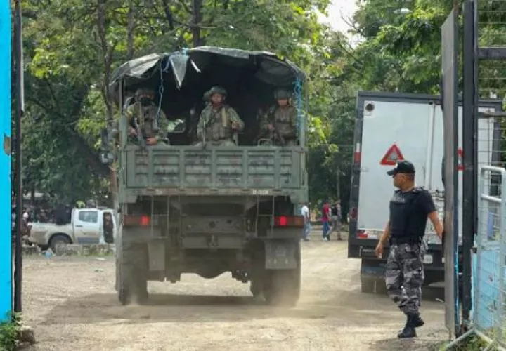 Militares y policías custodian los exteriores y interior de la Penitenciaría del Litoral. Foto: EFE