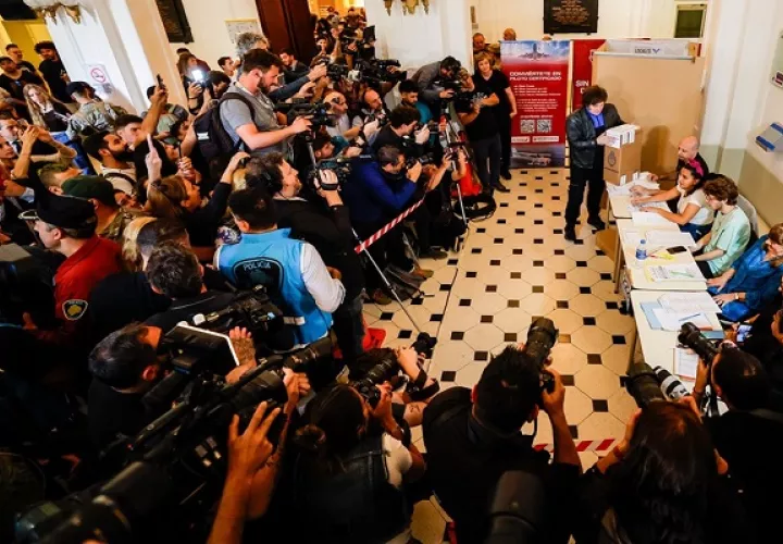 Medios registran el momento en el que el candidato  Javier Milei vota en la Universidad Tecnológica Nacional en Buenos Aires. Foto: EFE