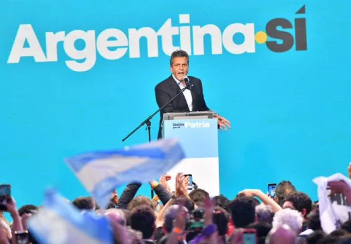 El candidato presidencial Sergio Massa habla tras conocerse los resultados de la primera vuelta de las elecciones argentinas.