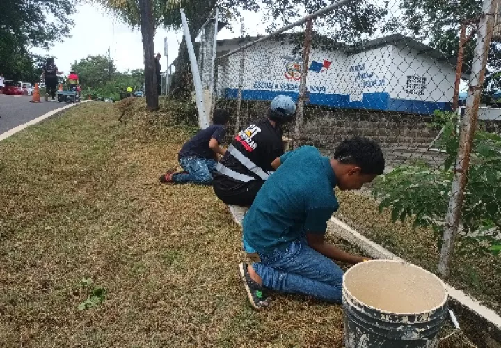 Los padres de familia y miembros de la comunidad remozan centro educativo de Quebrada Honda en Veraguas. Foto. Melquíades Vásquez