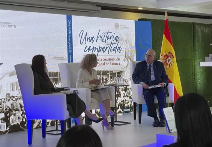 La historiadora española Susana Cabezas (c) y el panameño Ricardo Gago (d) participan en una rueda de prensa para presentar el libro "Una historia compartida, España en la construcción del Canal de Panamá"