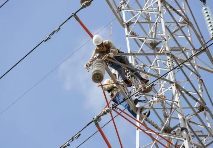 Los linieros son profesionales con una formación especializada para que, de manera oportuna, den mantenimiento y reparación a las líneas eléctricas.