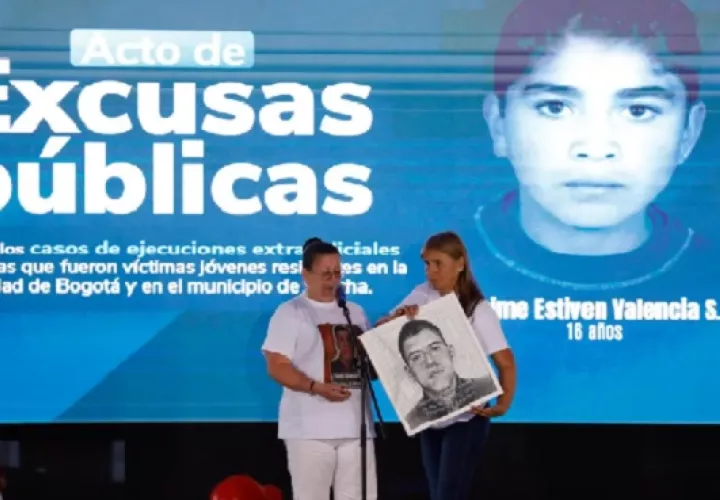 María Ubilerma Sanabria (i), madre de Jaime Estiven Valencia, víctima de falso positivo, habla en un acto de excusas públicas por parte del Estado. Foto: EFE