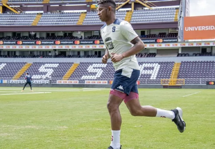 El panameño Fidel Escobar, defensa central del Saprissa. Foto: Twitter