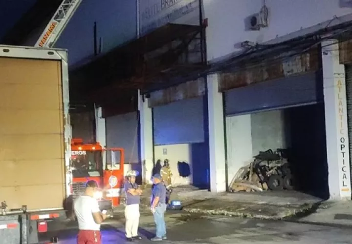 Los bomberos de Colón atendieron el fuego en esta empresa de la zona franca. Diomedes Sánchez