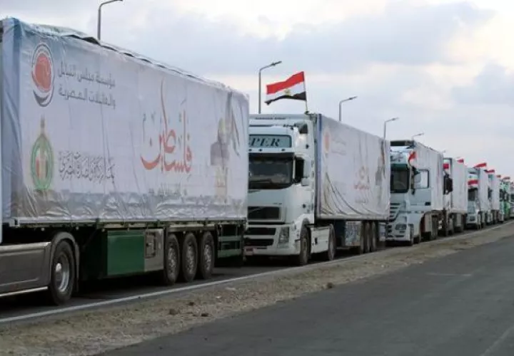 Camiones con ayuda humanitaria se acumulan en la frontera de Egipto con la Franja de Gaza. Foto: EFE