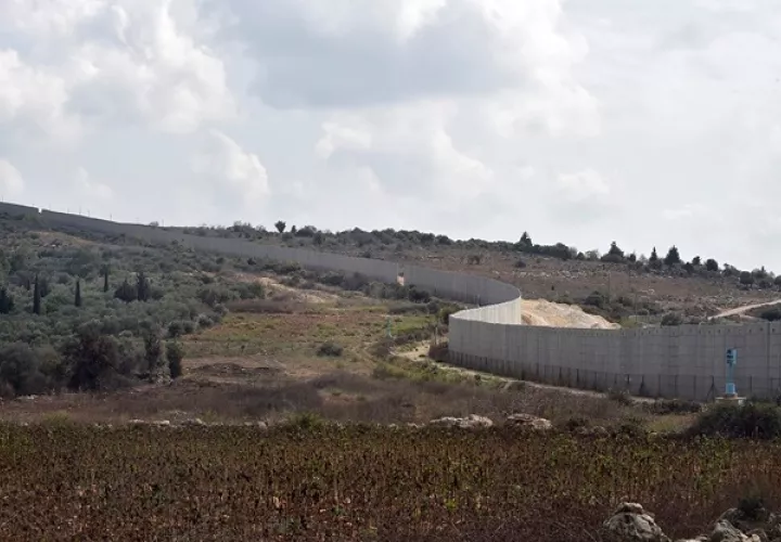 Vista del muro que separa la frontera entre Israel y Líbano desde la aldea de Dhayra, en el sur del Líbano. Foto: EFE/Wael Hamzeh