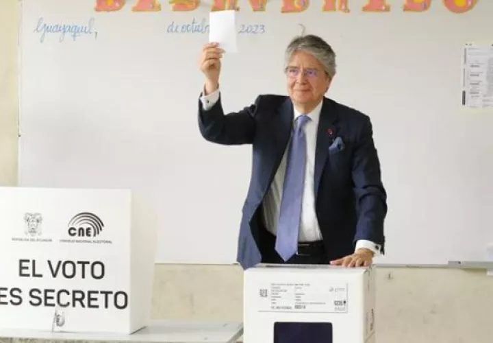El presidente de Ecuador, Guillermo Lasso, vota en la segunda ronda de las elecciones presidenciales. Foto: EFE
