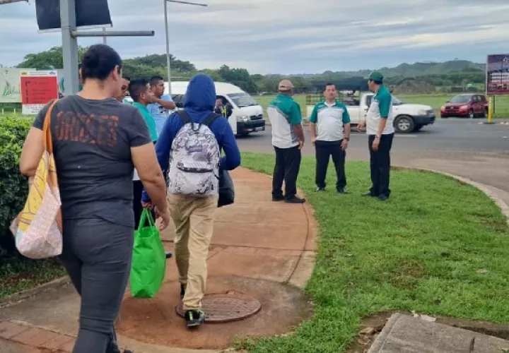 Alaciudadnía a lo largo de estos días no le ha quedado otro remedio que caminar ante la falta de transporte. Foto Thays Dompínguez
