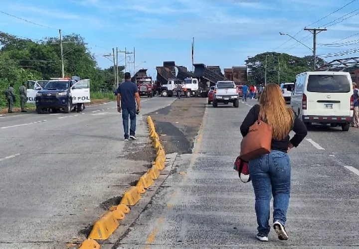 Los usuarios han tenido que apoyarse con sus vecinos o el transporte selectivo que los acerca a un área donde puedan encontrar un transporte que los lleve a su destino. Foto. Thays Domínguez