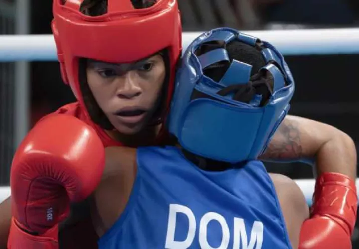 Yuliett Hinestroza de Panamá (rojo) venció a la dominicana, Novoanny Núñez en los 50 kilogramos en boxeo femenino en los Panamericanos. Foto: COP
